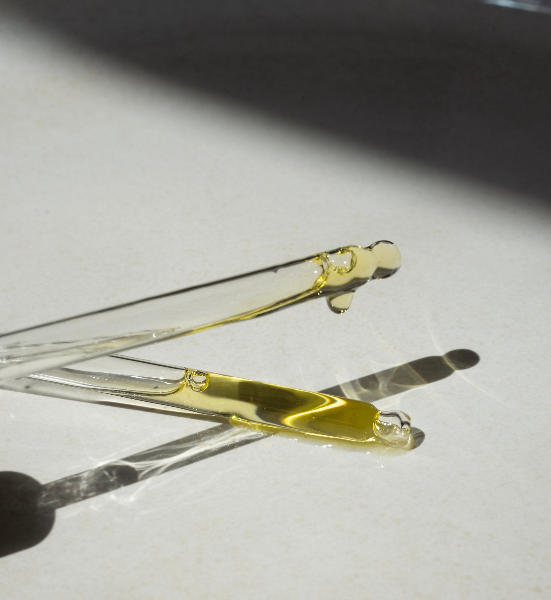 Grow Glow Scalp Oil dropper, showing the natural hair and scalp oil. 